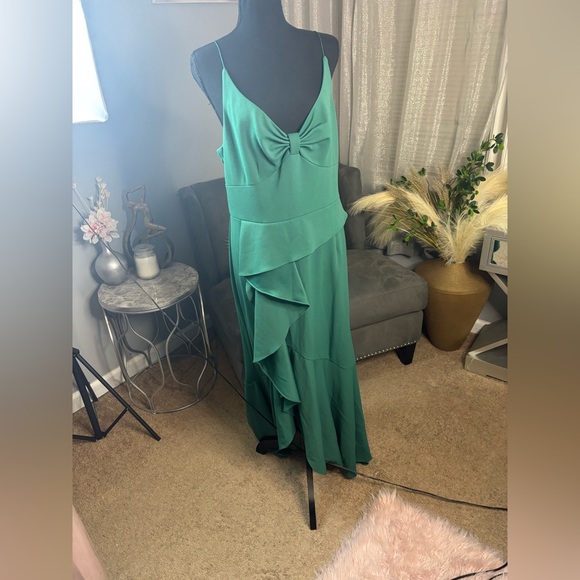 Beautiful Ball/Evening Gown with High Low And Bow Detail - Picture 2 of 5